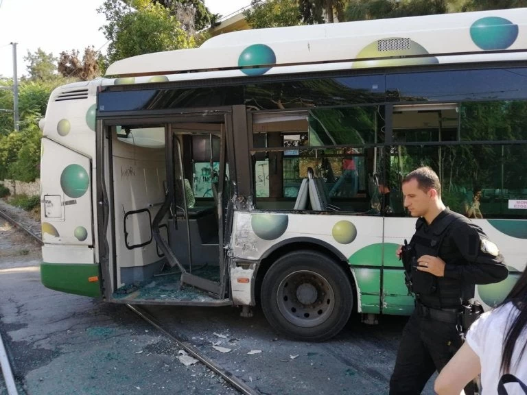 «Βλέπαμε τον προαστιακό να έρχεται, αγκαλιαστήκαμε οι επιβάτες» -Μαρτυρίες για τη σύγκρουση λεωφορείου με συρμό του προαστιακού (βίντεο)